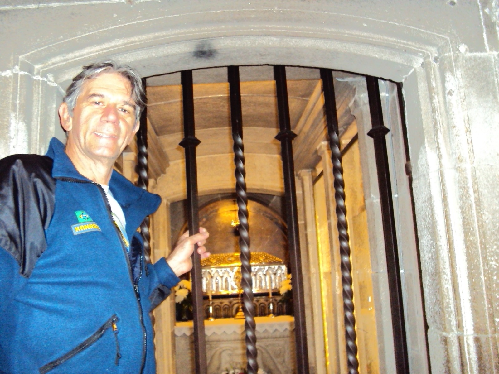 Albino Neves junto a entrada de edifício histórico