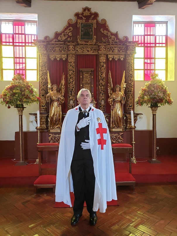 Albino Neves em traje templário diante de altar
