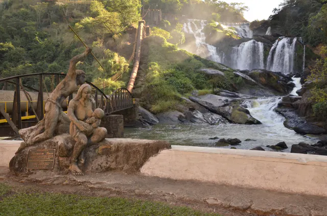 Cachoeira correndo entre pedras e mata