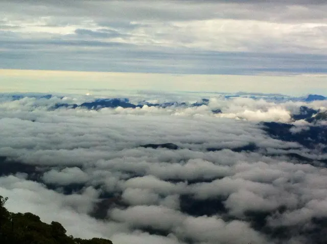 Mar de nuvens sob o céu azul