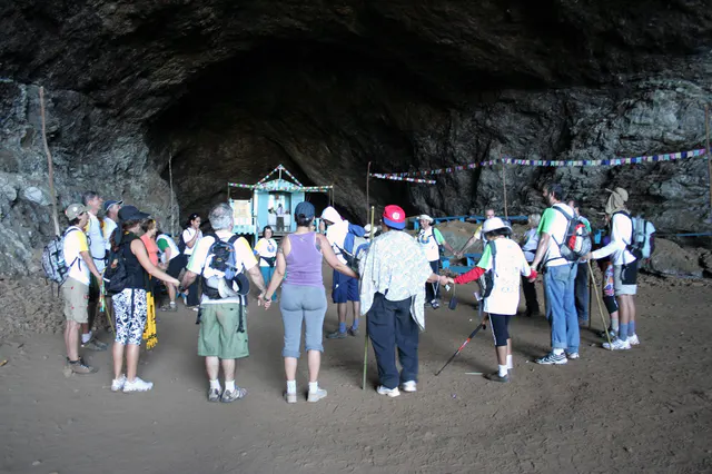 Grupo reunido no interior de uma gruta