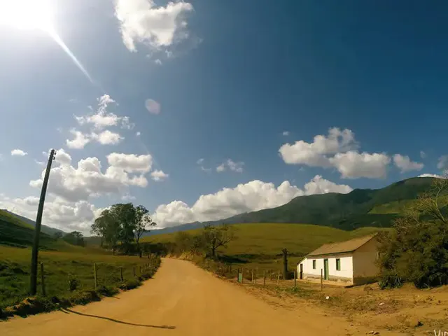 Estrada rural com uma pequena casa branca