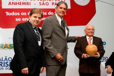 Albino Neves recebe o troféu do Caminho da Luz no 6º Salão do Turismo, em São Paulo.